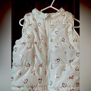 Adorable cream puffer vest with pink metallic hearts 🌸